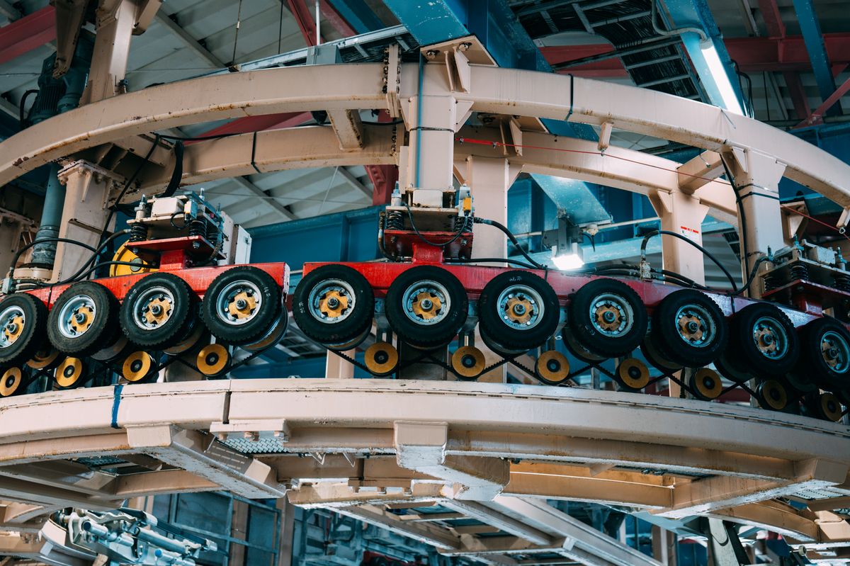 Overhead conveyor system on a manufacturing production line
